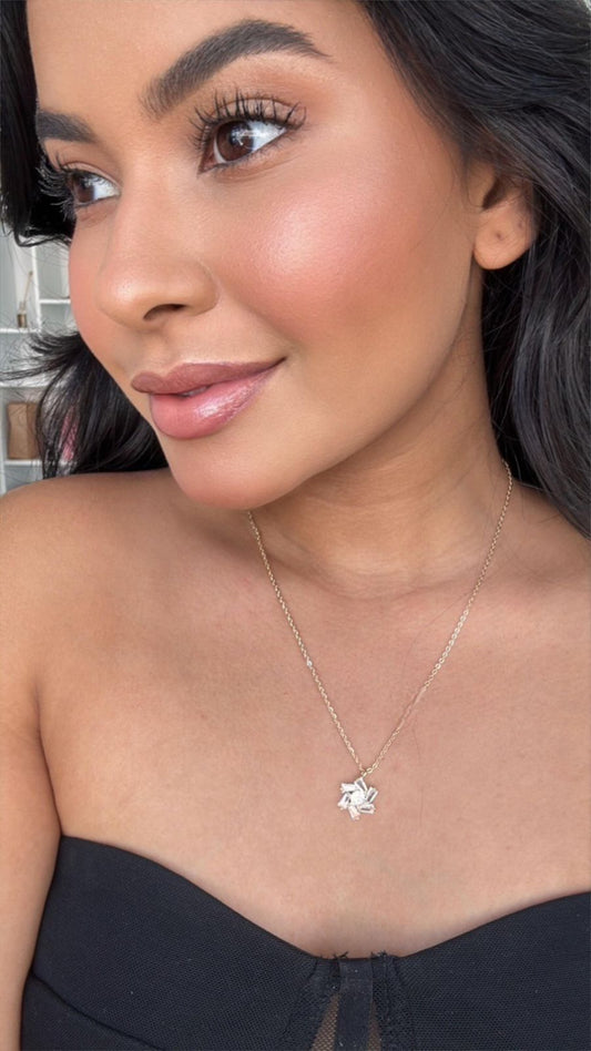colar dourado simples com pingente em flor transversal