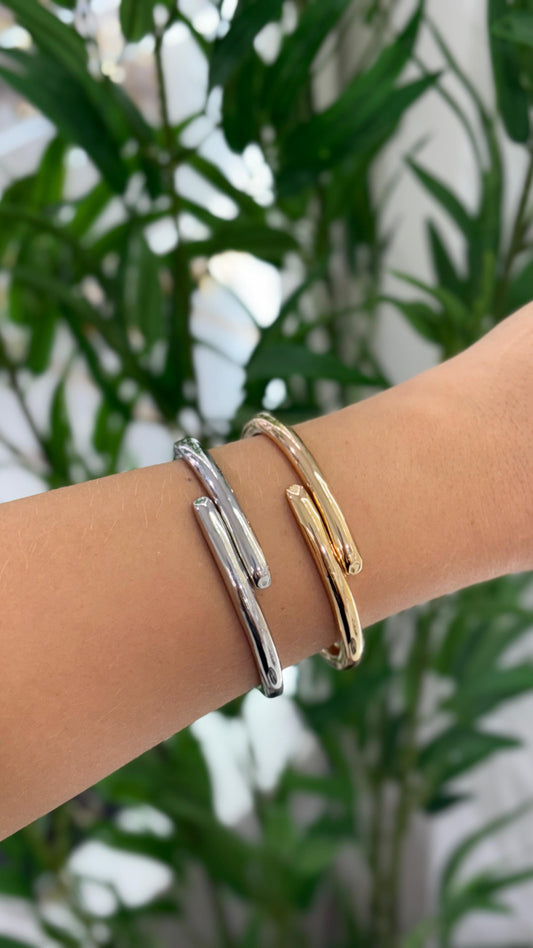 bracelete dourado com pontas delicadas arredondadas minimalista