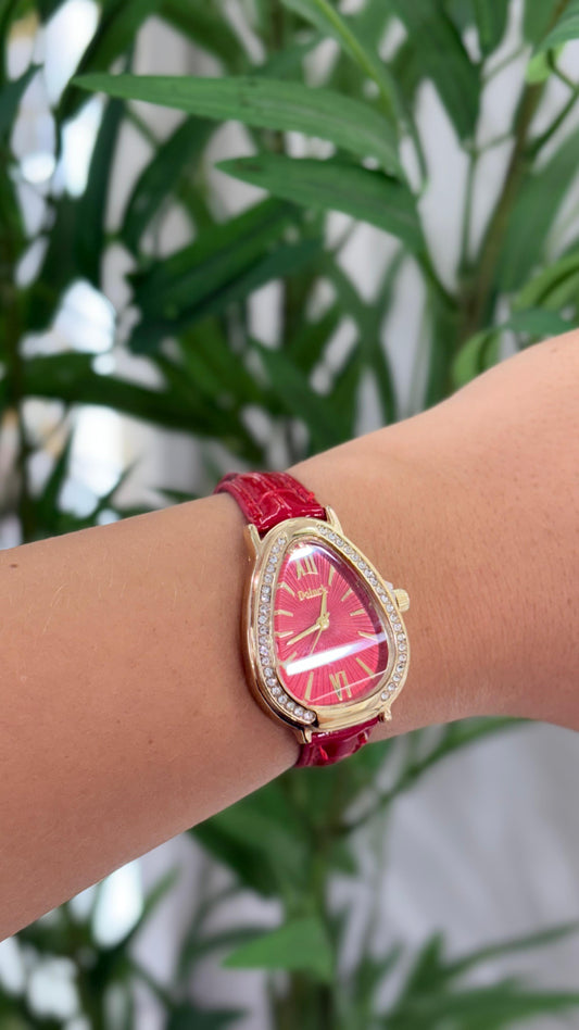 Relógio vintage vermelho com detalhes dourado e strass
