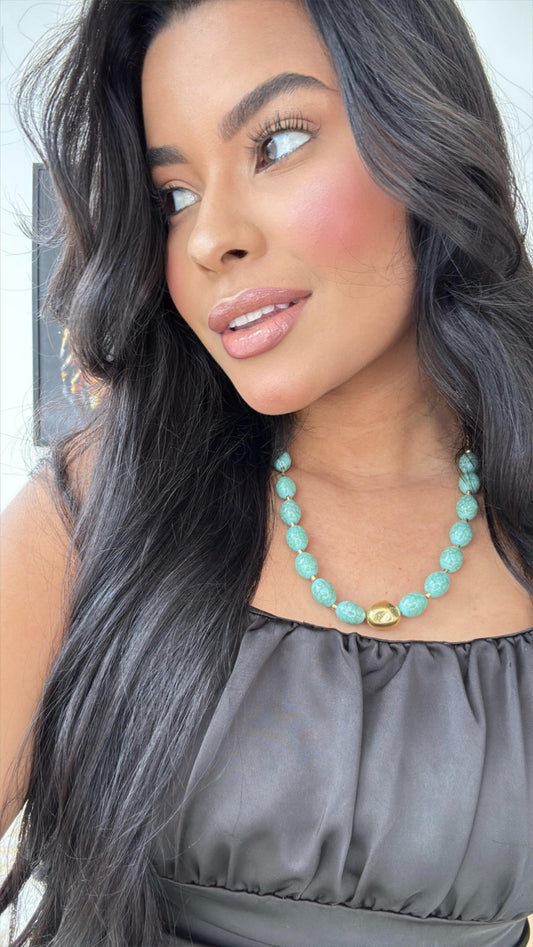colar pedraria azul e dourado estilo verão boho