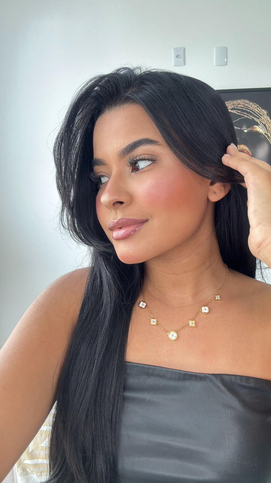 colar inspiração Virginia na cor branco com dourado