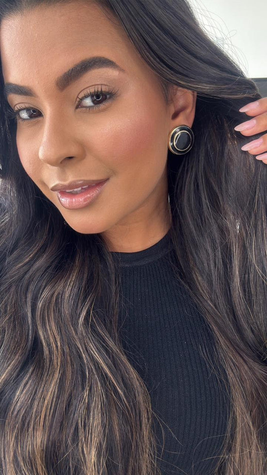 brinco botão preto com dourado