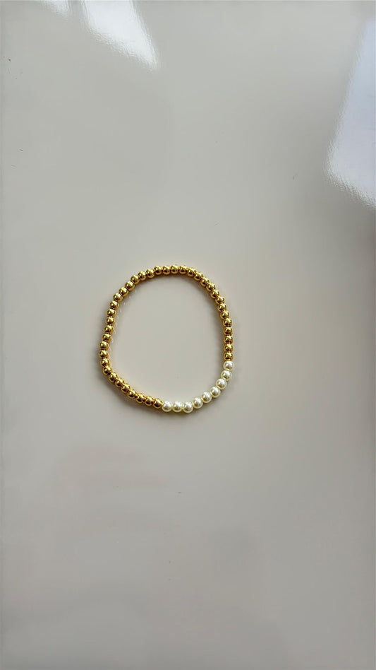 pulseira de pérola com bolinhas em dourado de elástico