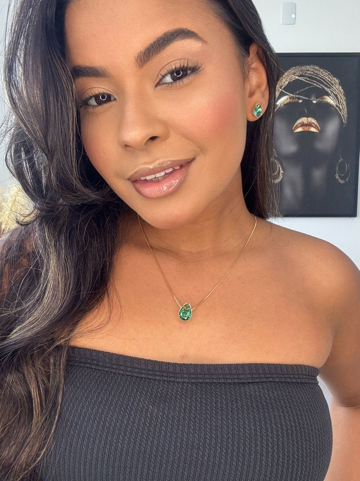 conjunto dourado em formato de gota em pedra verde esmeralda