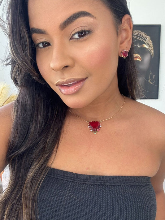 conjunto de colar e brinco prata com coração vermelho com detalhe nas bordas