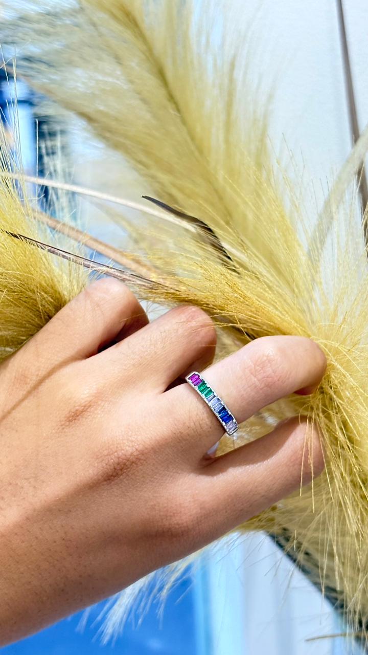 anel prata com pedras coloridas