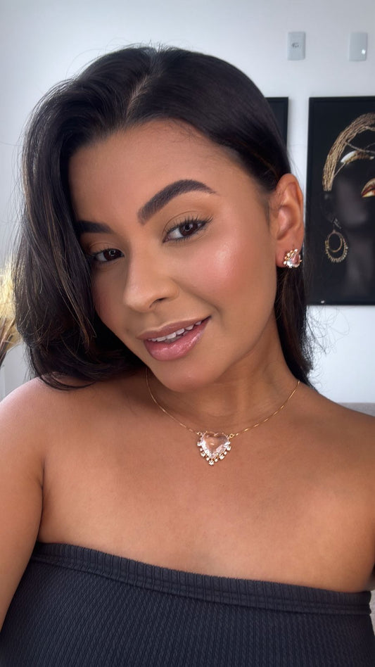 conjunto de colar e brinco dourado com  coração transparente  com detalhe nas bordas