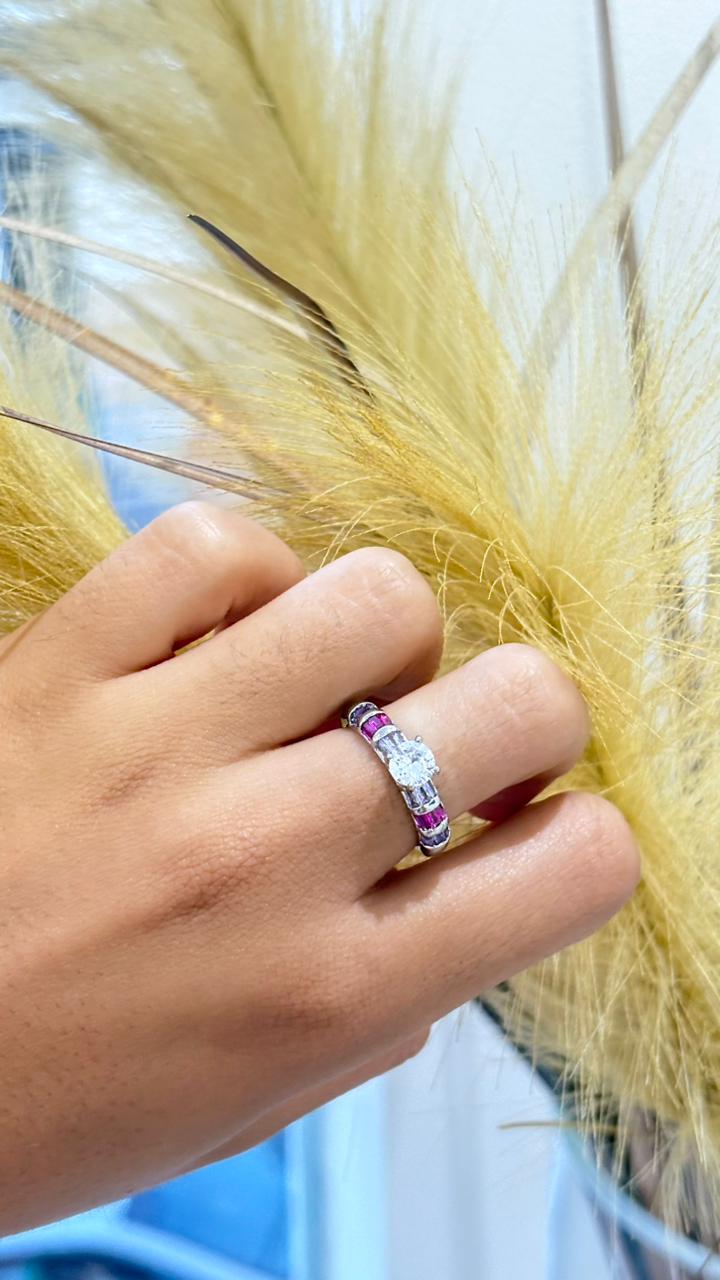 anel prata pedras coloridas  em modelo solitário