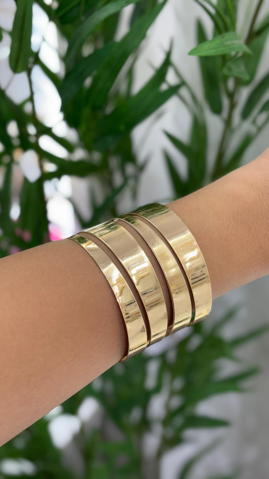 bracelete dourado max com detalhes em cortes