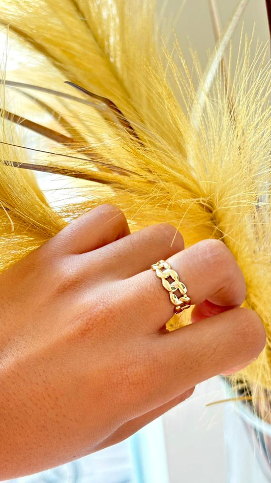 anel dourado elos detalhes minimalistas