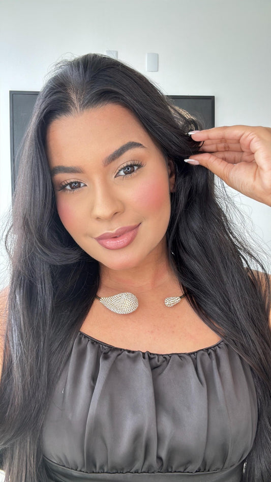 colar choker dourado cravejado nas pontas prata