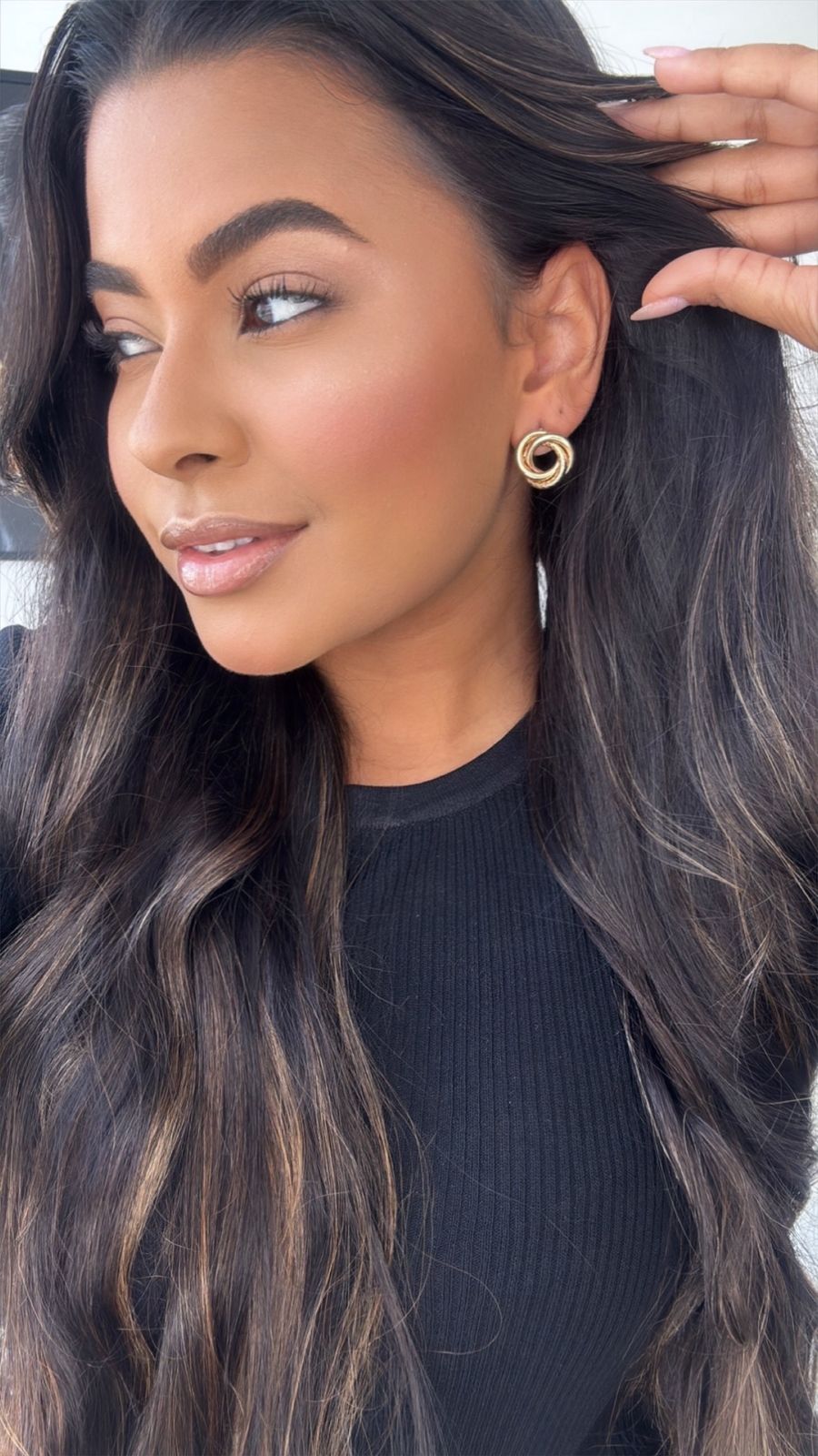 brinco redondo prata detalhes entrelaçados