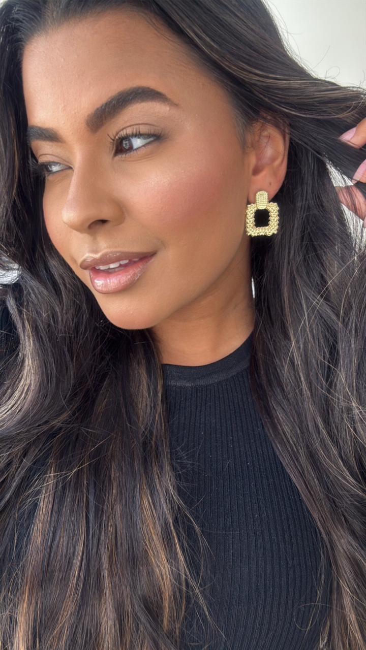 brinco dourado quadrado