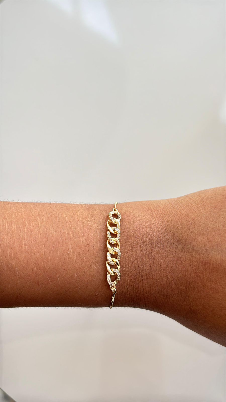 pulseira estilo bolo tie dourada com elos brilhosos