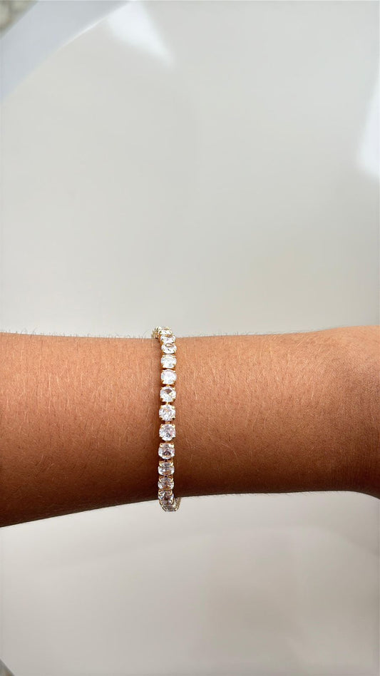 pulseira em pedras transparentes com fecho em dourado