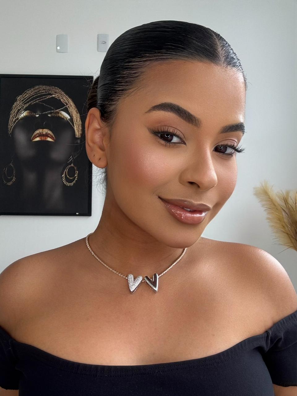 colar riviera dourado com dois corações pratas com strass