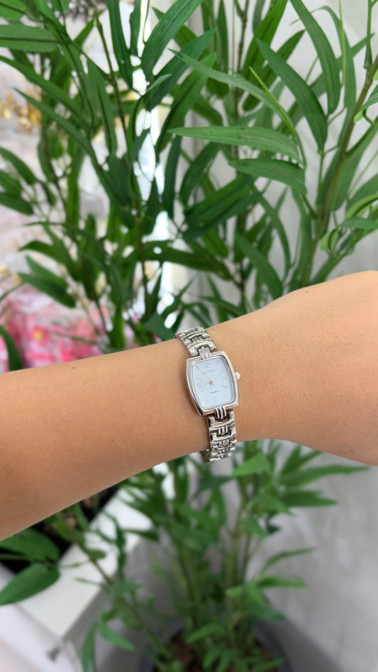 relógio minimalista prata com formato quadrado