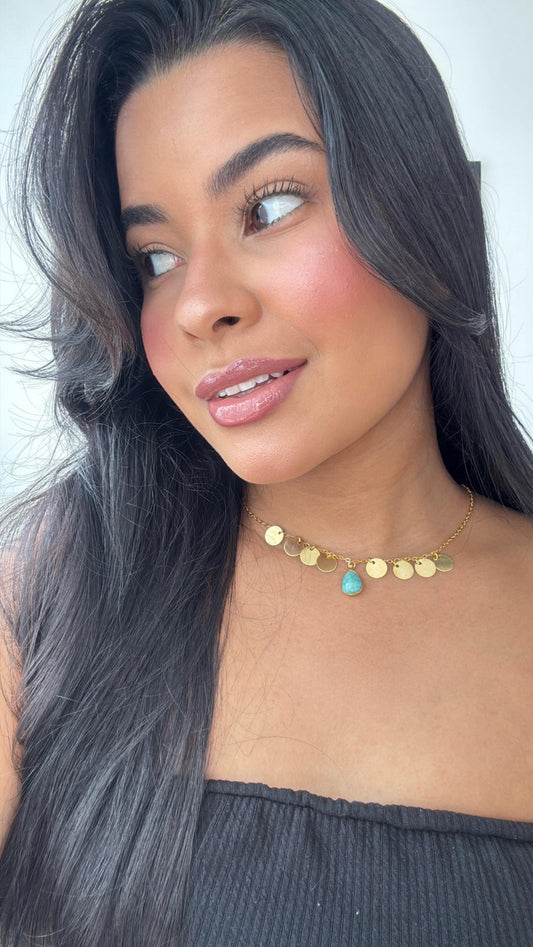 colar choker com pingentes em formato de gotinhas dourada e uma gota azul central