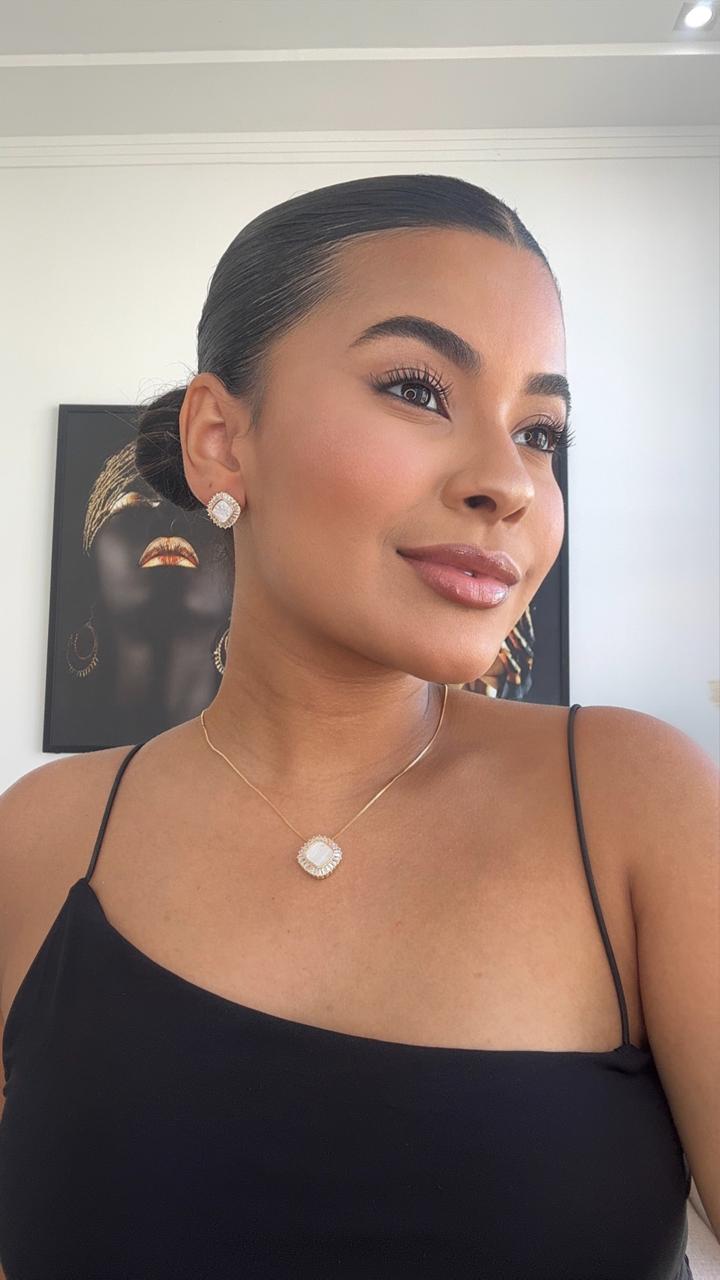 conjunto de brinco e colar dourado perolado