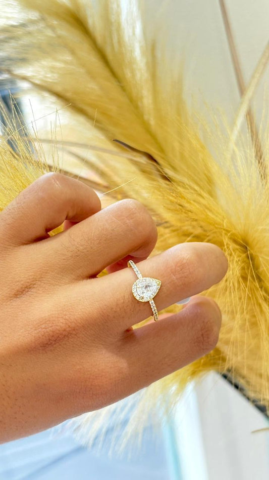 anel solitário formato gota dourado