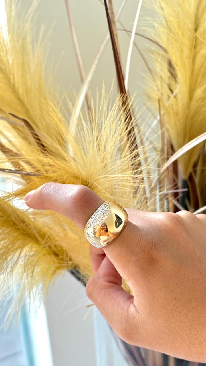 anel dourado max com detalhe do lado em brilho