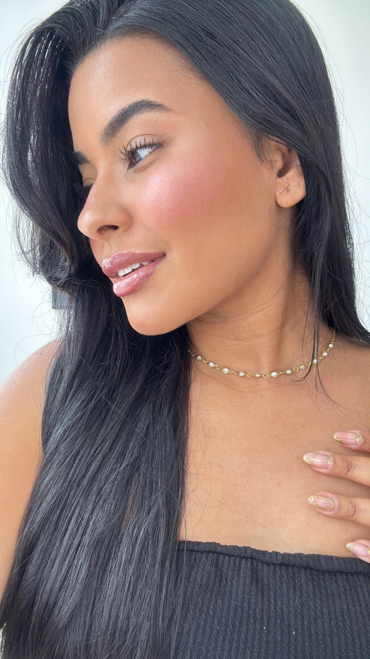 colar choker minimalista fininho com bolinhas douradas e mini pérolas
