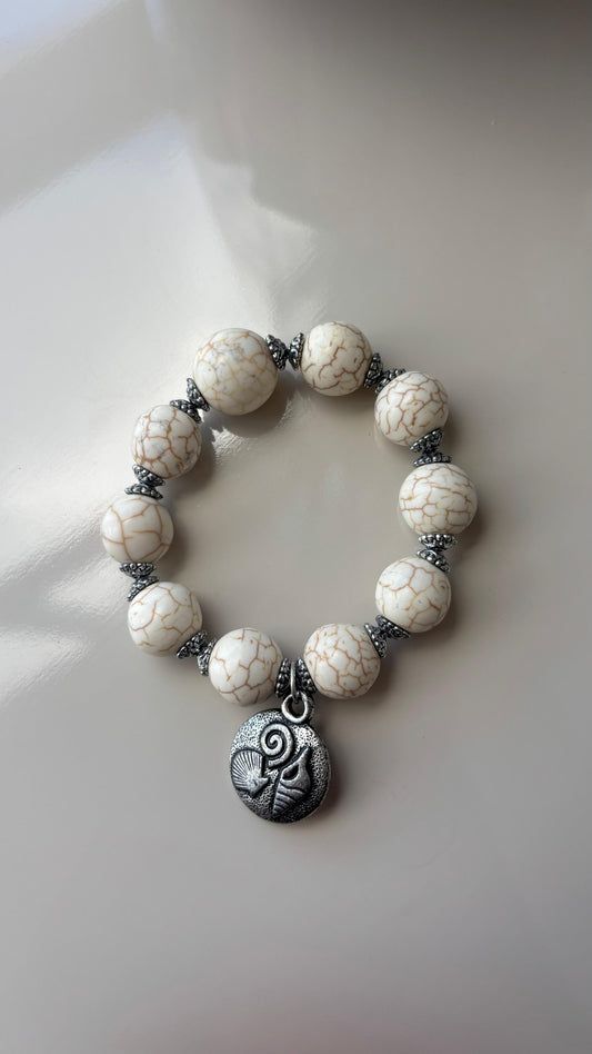 pulseira estilo boho branca  com prata envelhecida
