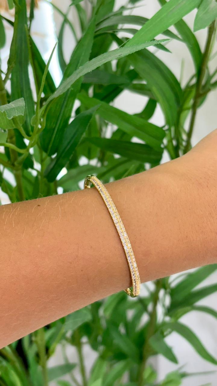 bracelete minimalista dourado cravejado
