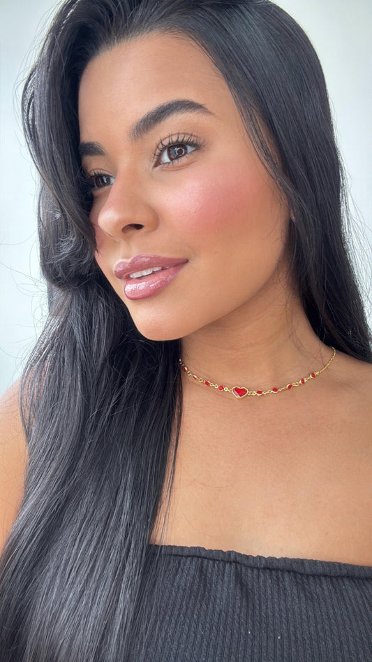 colar choker pedrinhas vermelhas e coração