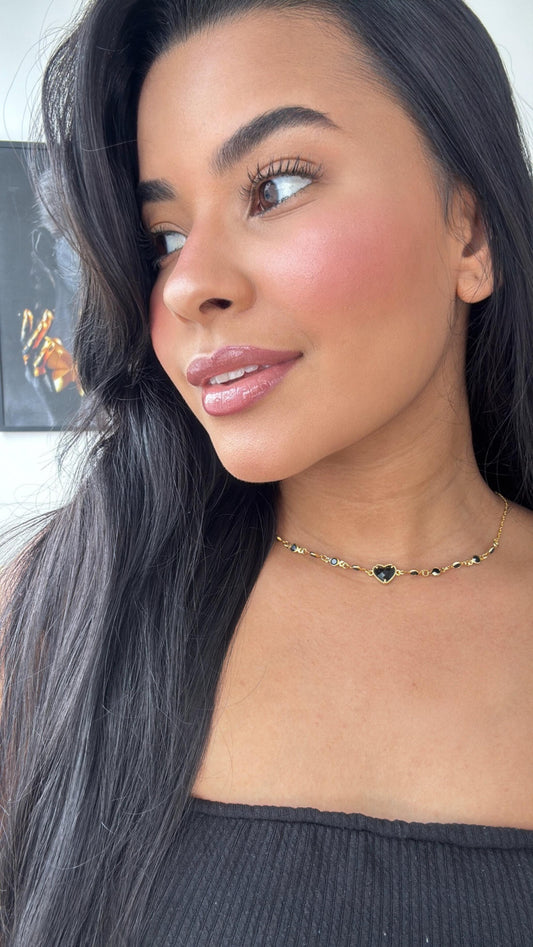 colar choker pedrinhas pretas e coração