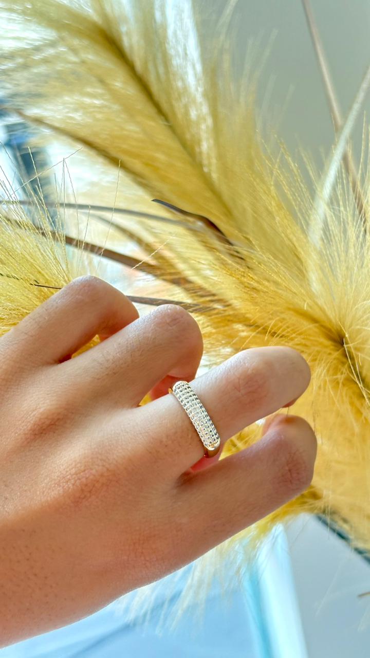 anel dourado cravejado chic
