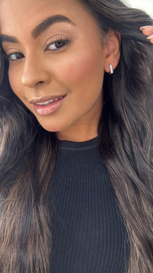 brinco coração com strass minimalista prata