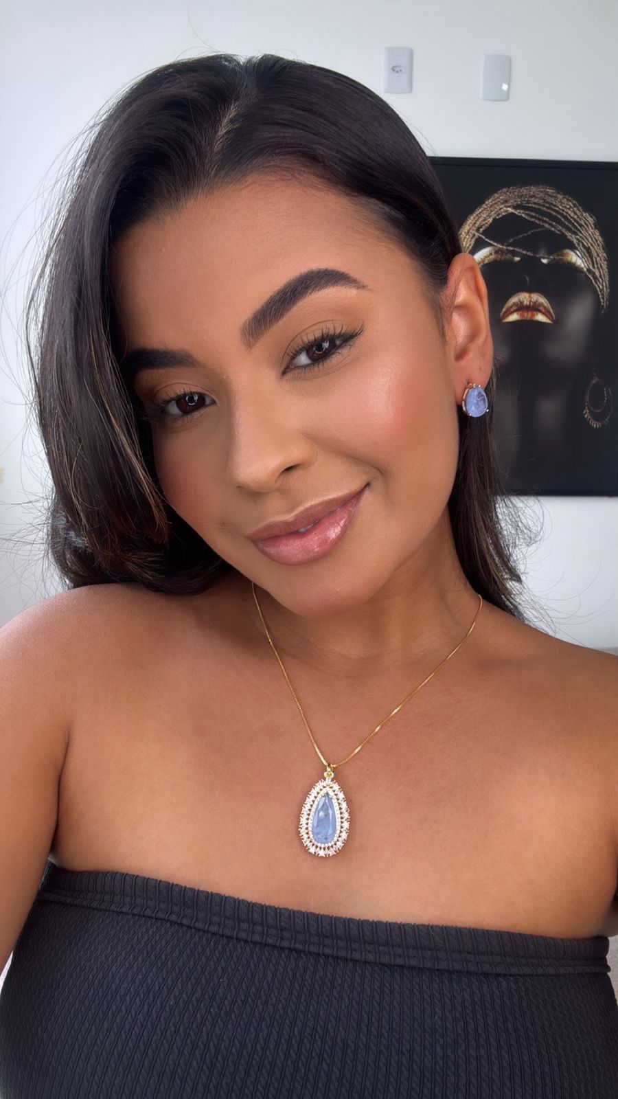 conjunto colar e brinco dourado com pingente em pedra azul com detalhe cravejado nas laterais
