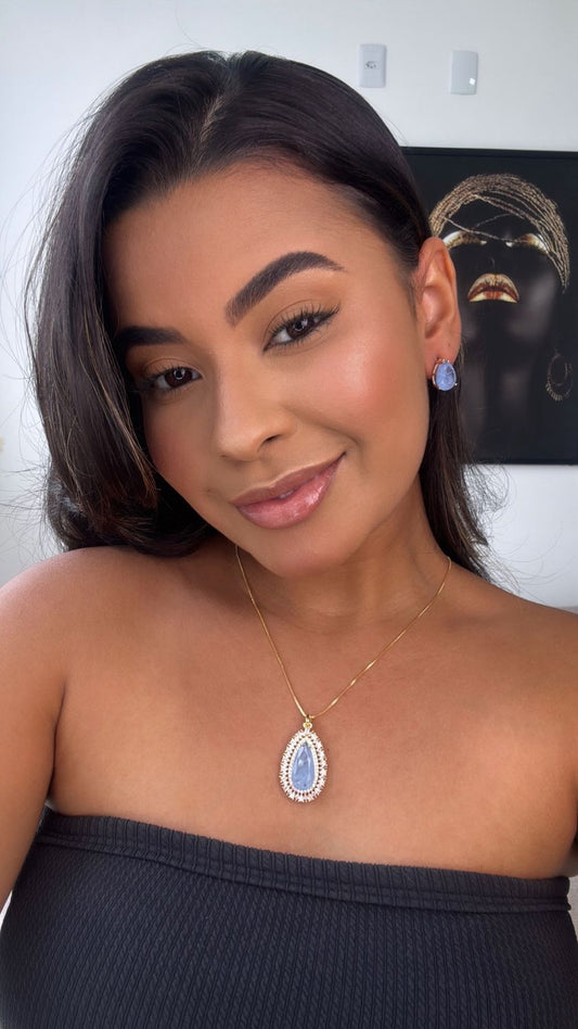 conjunto colar e brinco dourado com pingente em pedra azul com detalhe cravejado nas laterais