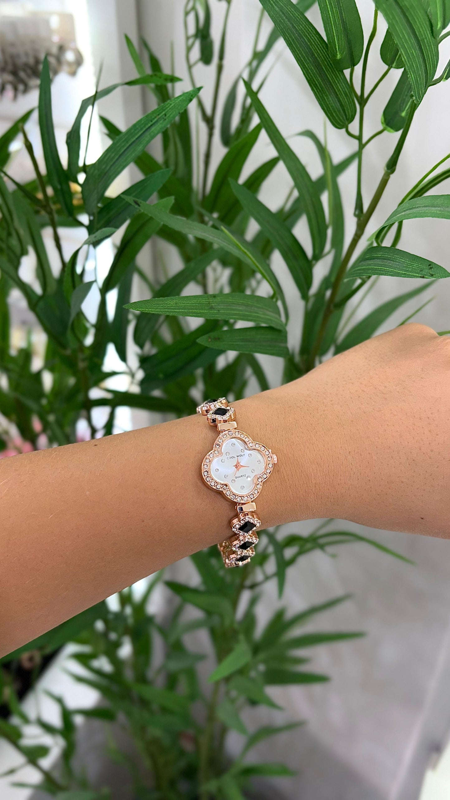 relógio inspiração Van Cleef dourado com preto