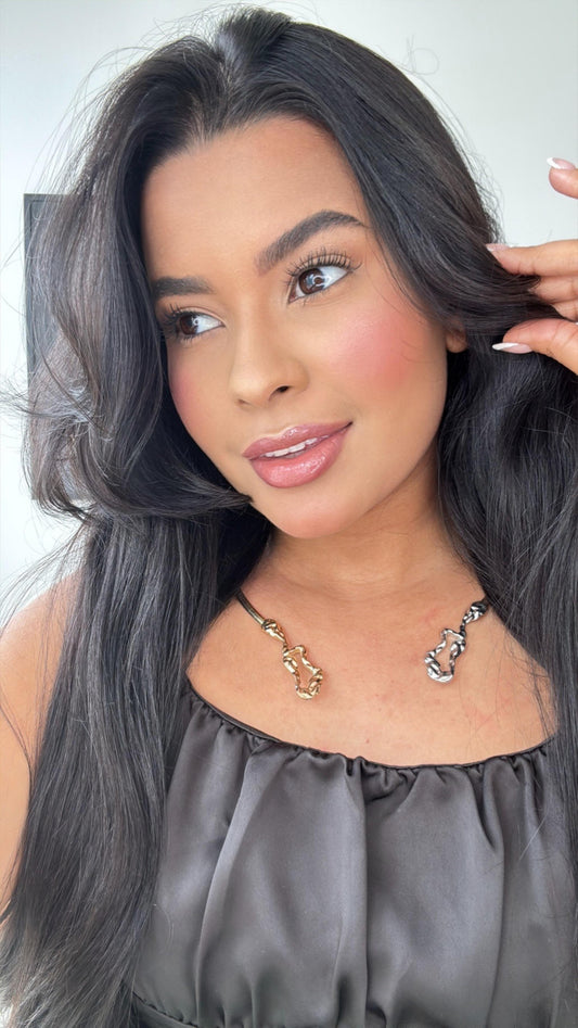 colar choker com detalhe nas bordas no mix dourado e prata