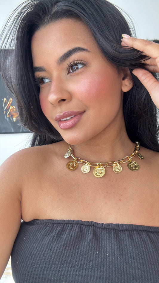 colar dourado de medalhas estilo boho chic
