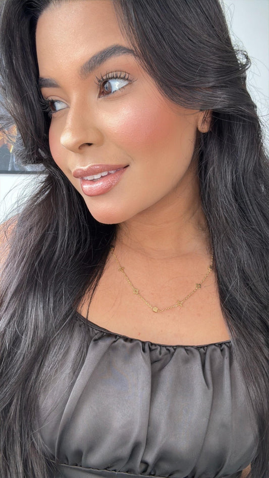 colar minimalista inspiração com detalhes pequenos dourado em aço inoxidável