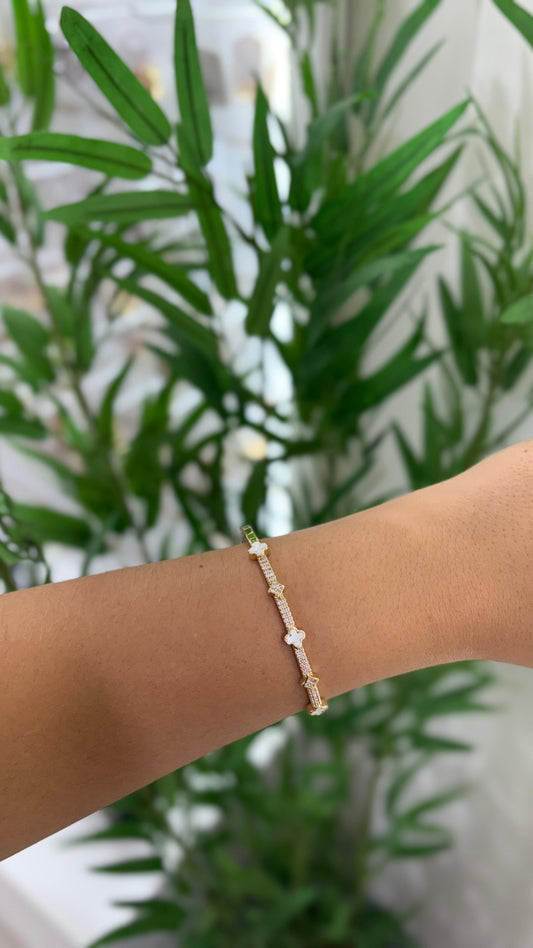bracelete com trevinhos e strass brancos com douado