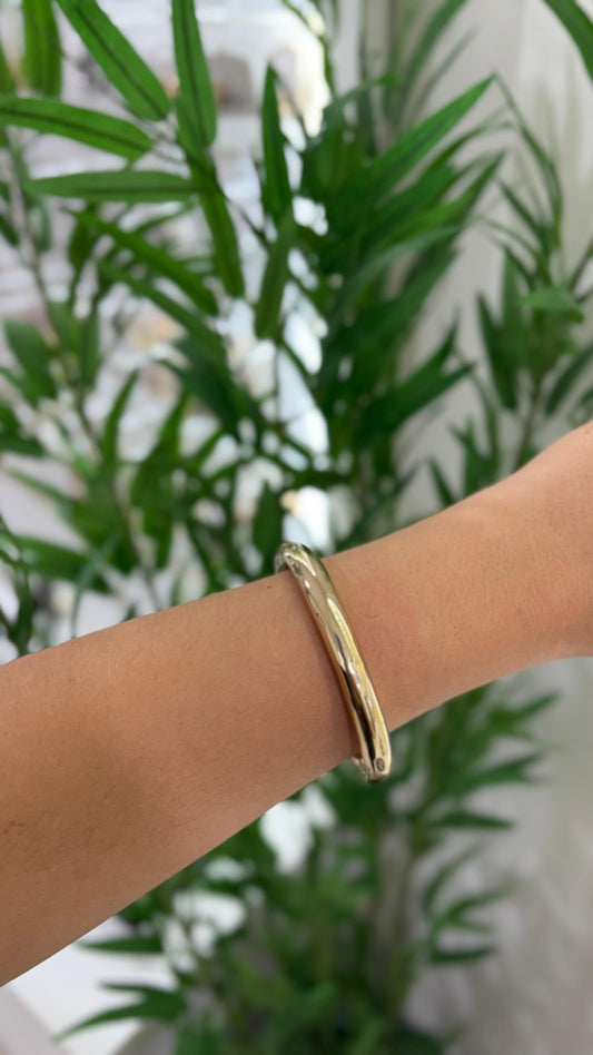 bracelete dourado arredondado