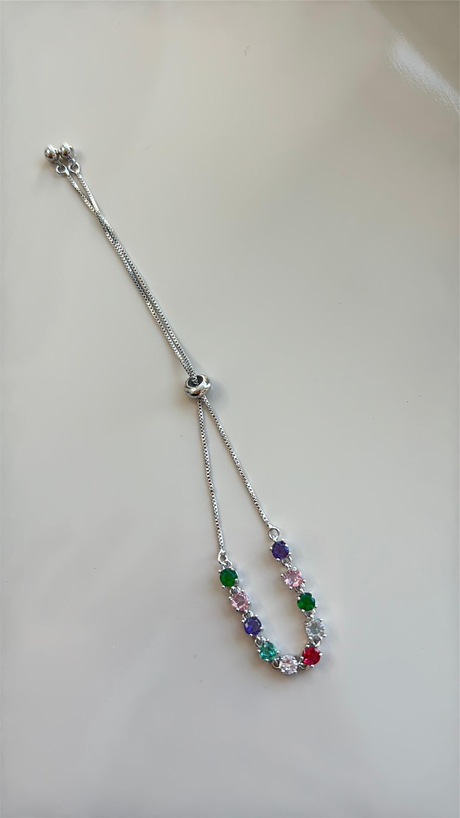 pulseira cravejada de pedras coloridas prata com fecho em gravatinha