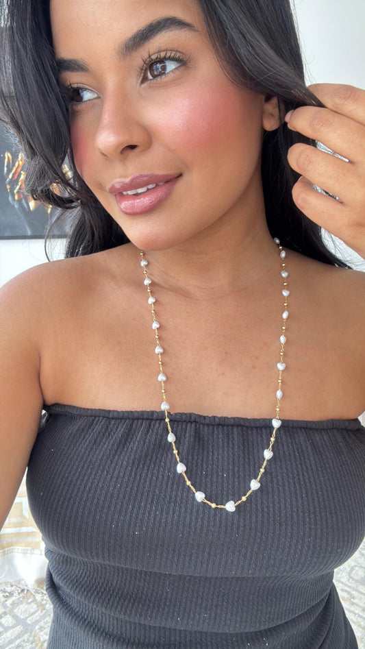 colar dourado minimalista com detalhe de coração em pérola