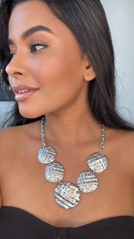 colar maxi prata com detalhes redondos