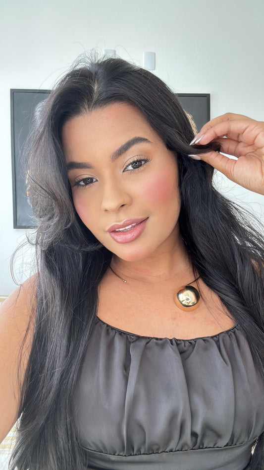 colar choker aro com bola dourada em detalhe