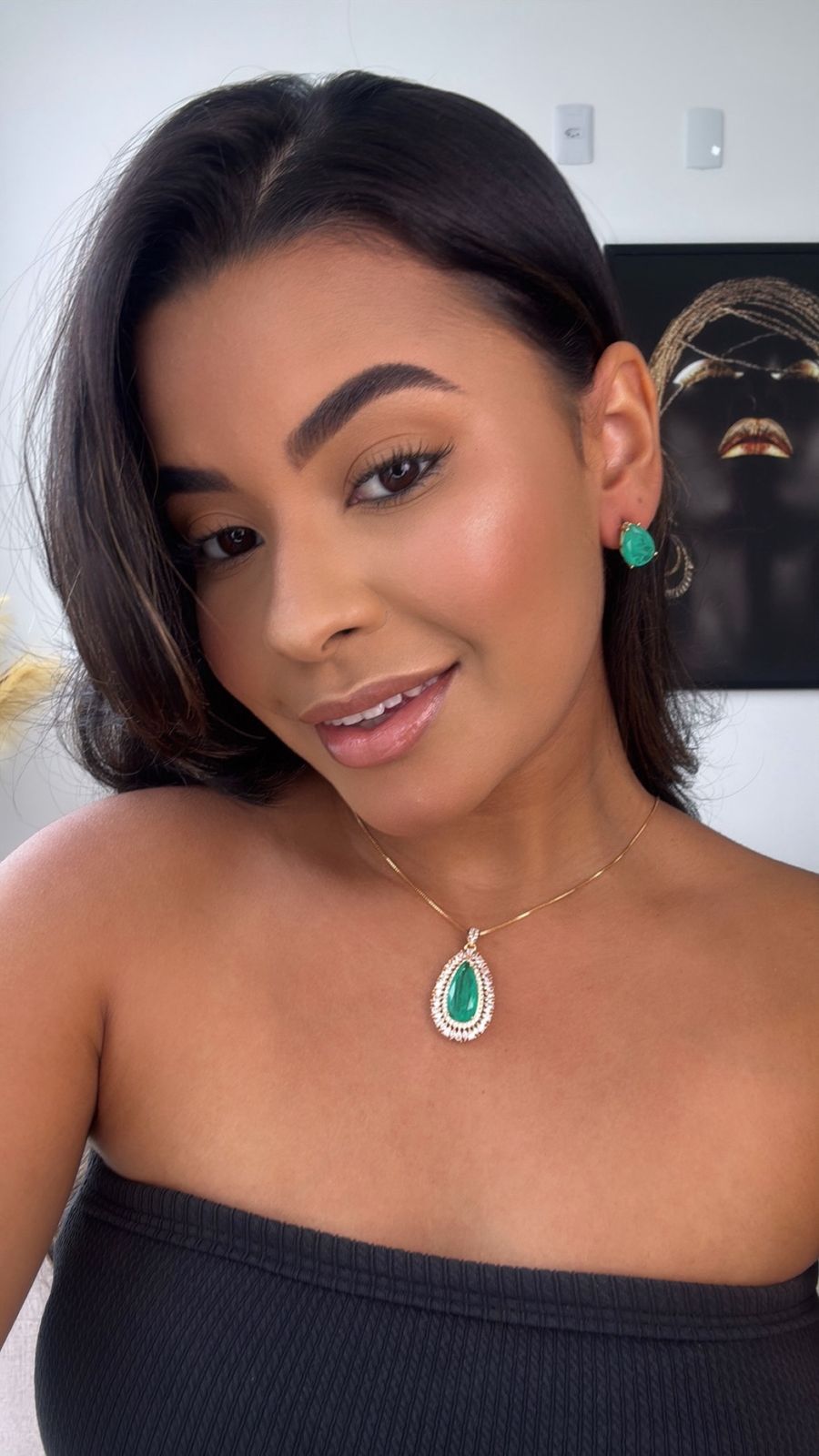 conjunto colar e brinco dourado com pingente em pedra verde esmeralda com detalhe cravejado nas laterais