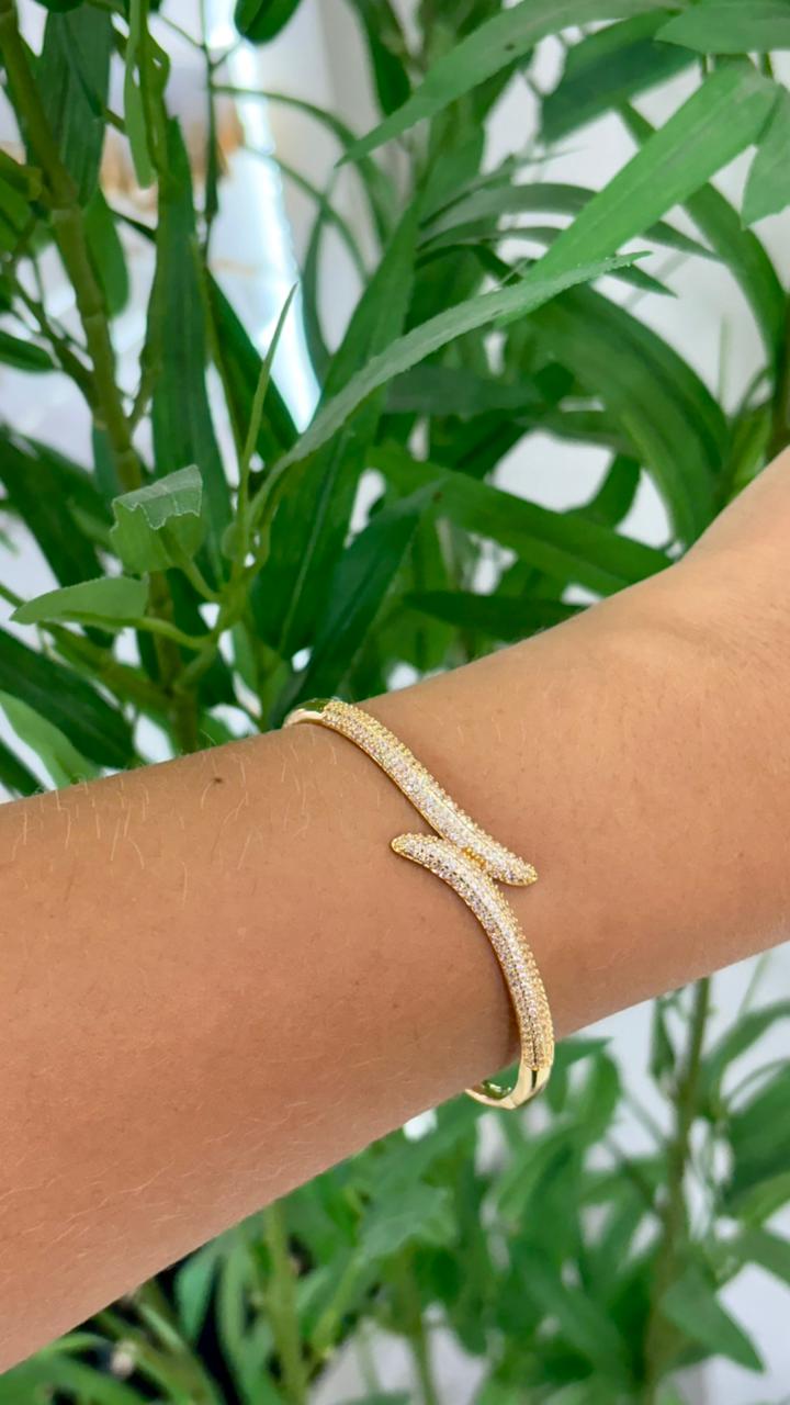 bracelete dourado cravejado de pontas
