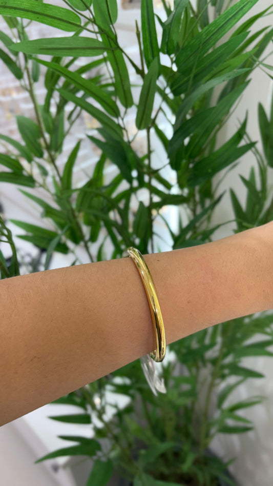 bracelete dourado minimalista redondo