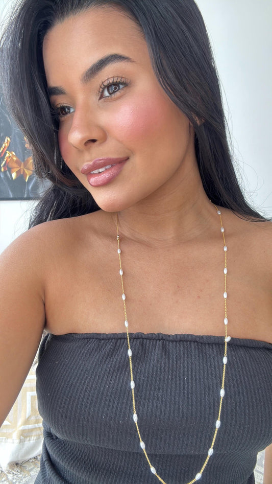colar minimalista longo dourado com detalhes em bolinhas ovais de perola