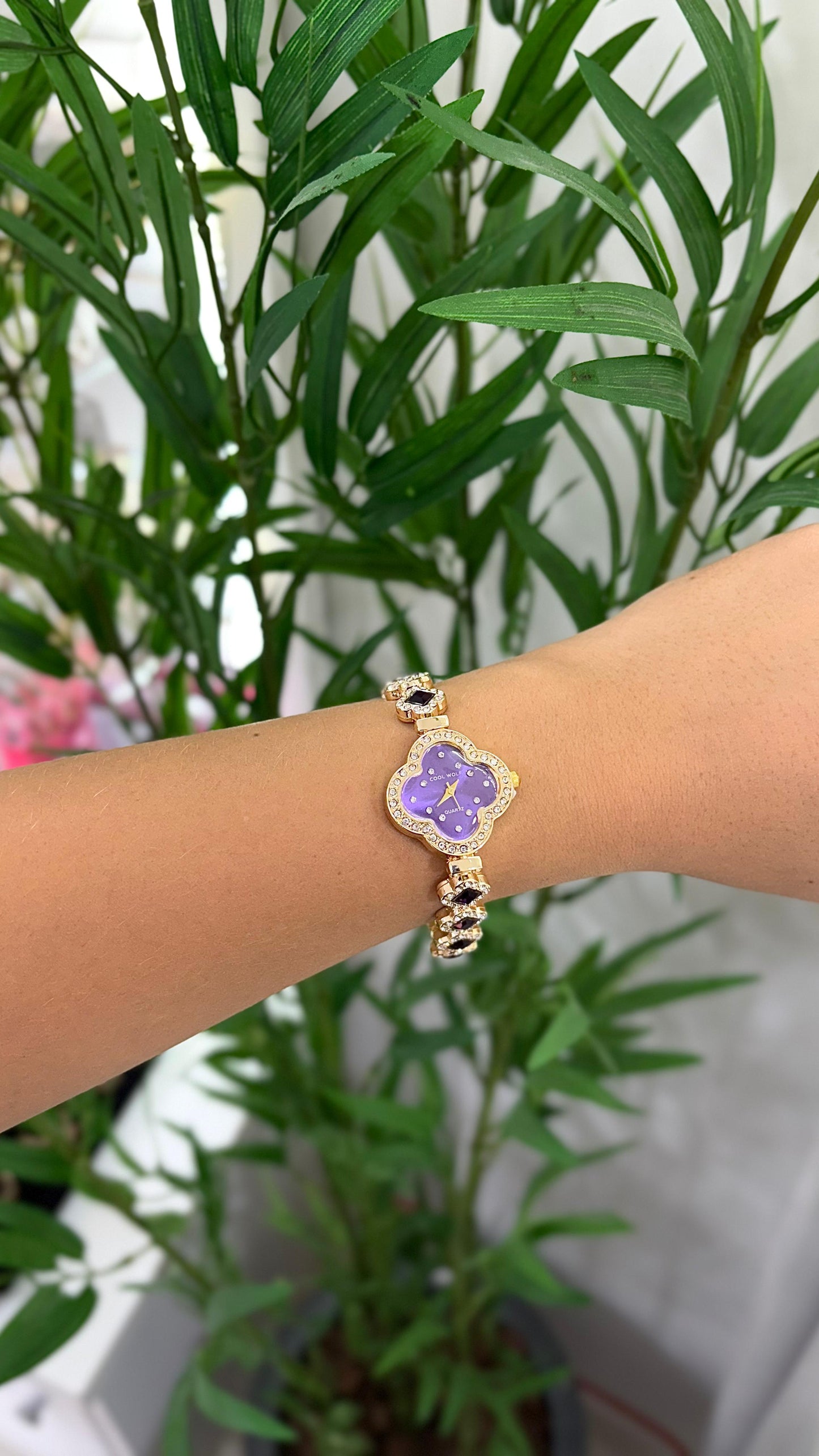 relógio inspiração Van Cleef dourado com lilás