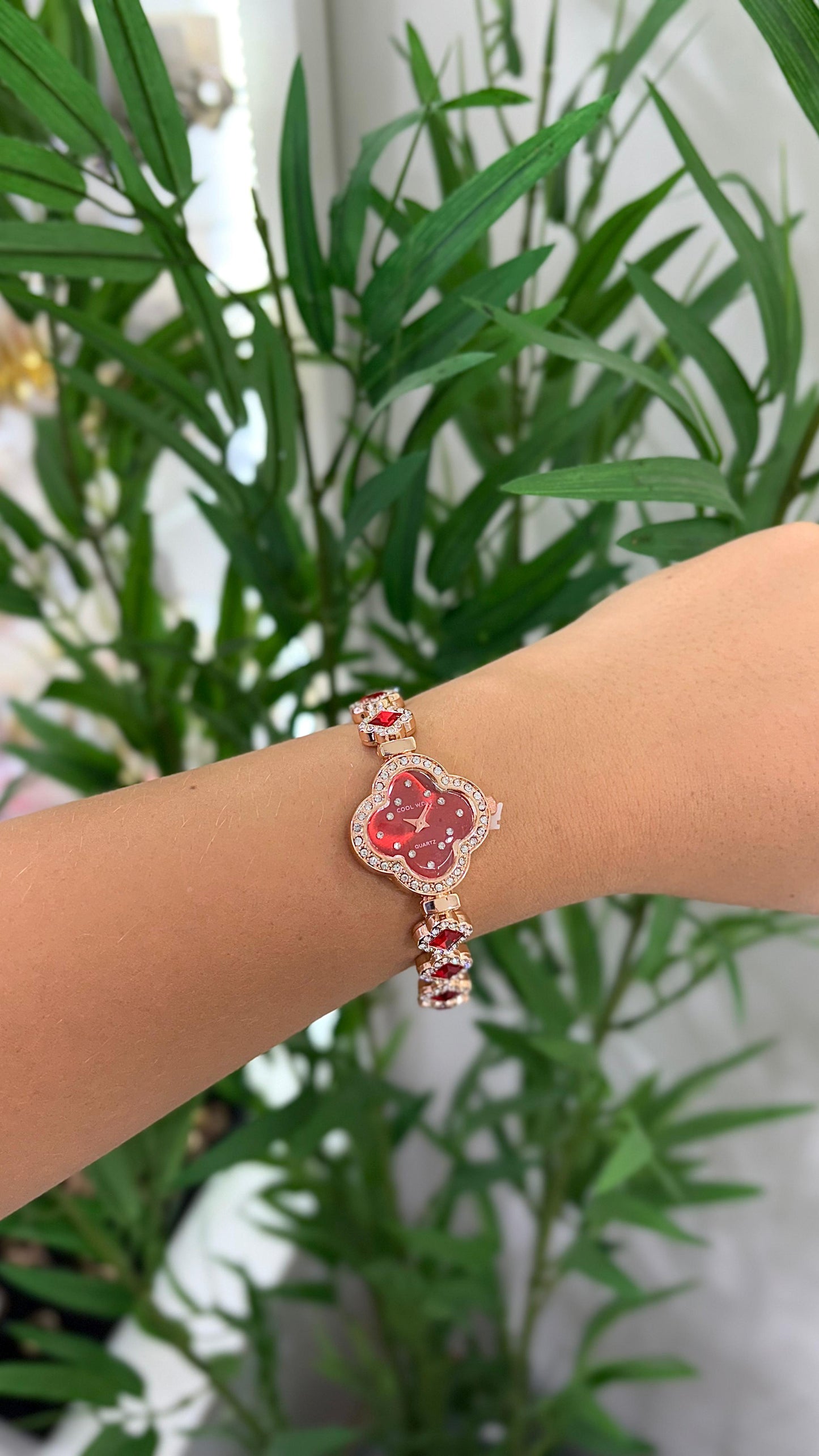 relógio inspiração Van Cleef dourado com vermelho